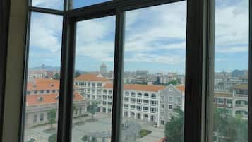 มินิบาร์, ตู้นิรภัยในห้องพัก, นาฬิกาปลุก