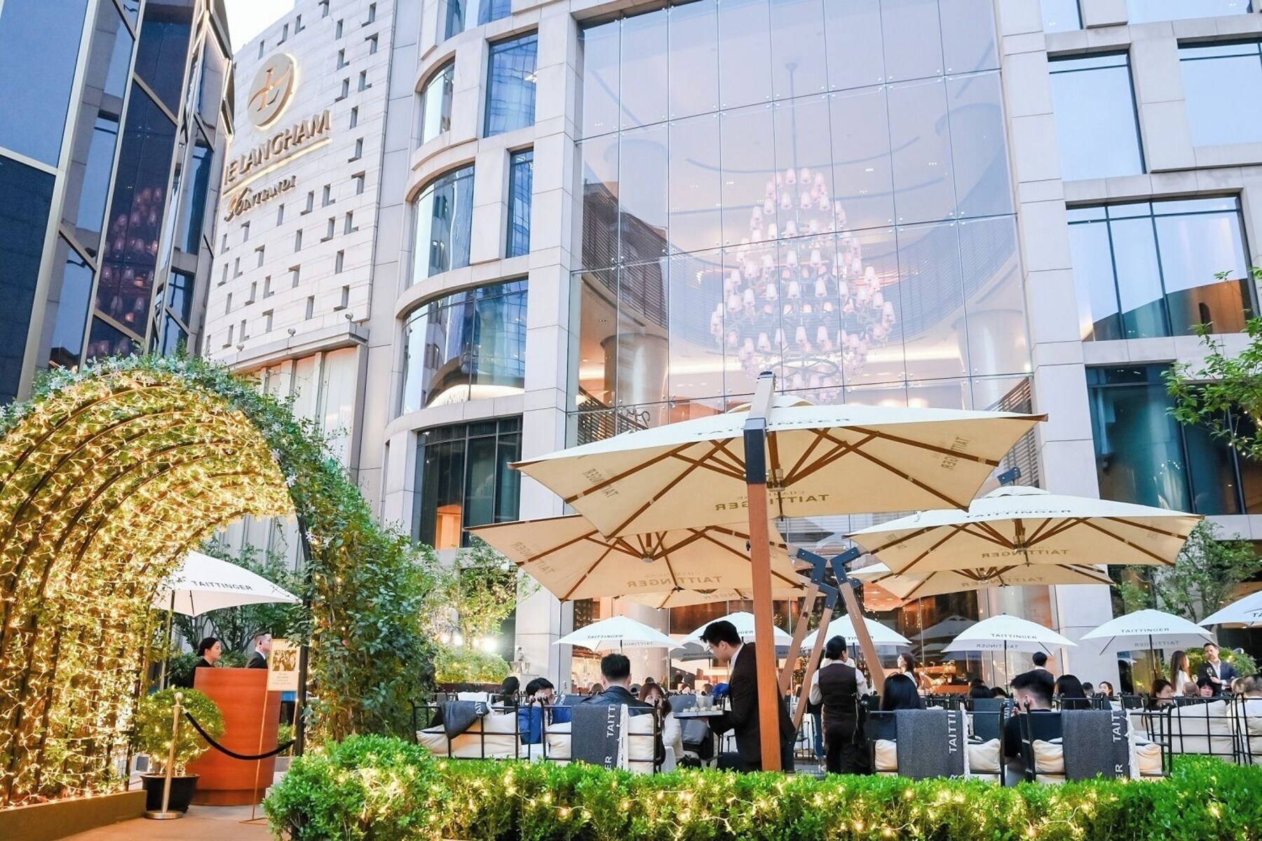 3 restaurants; lunch and dinner served
