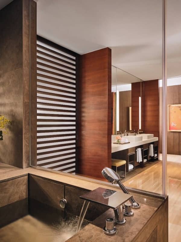 Club Executive Suite | Deep soaking bathtub