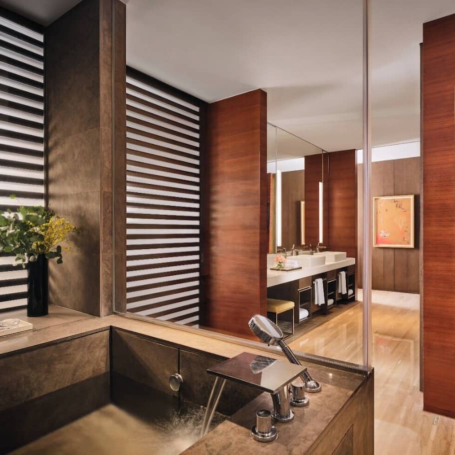 Club Executive Suite | Deep soaking bathtub