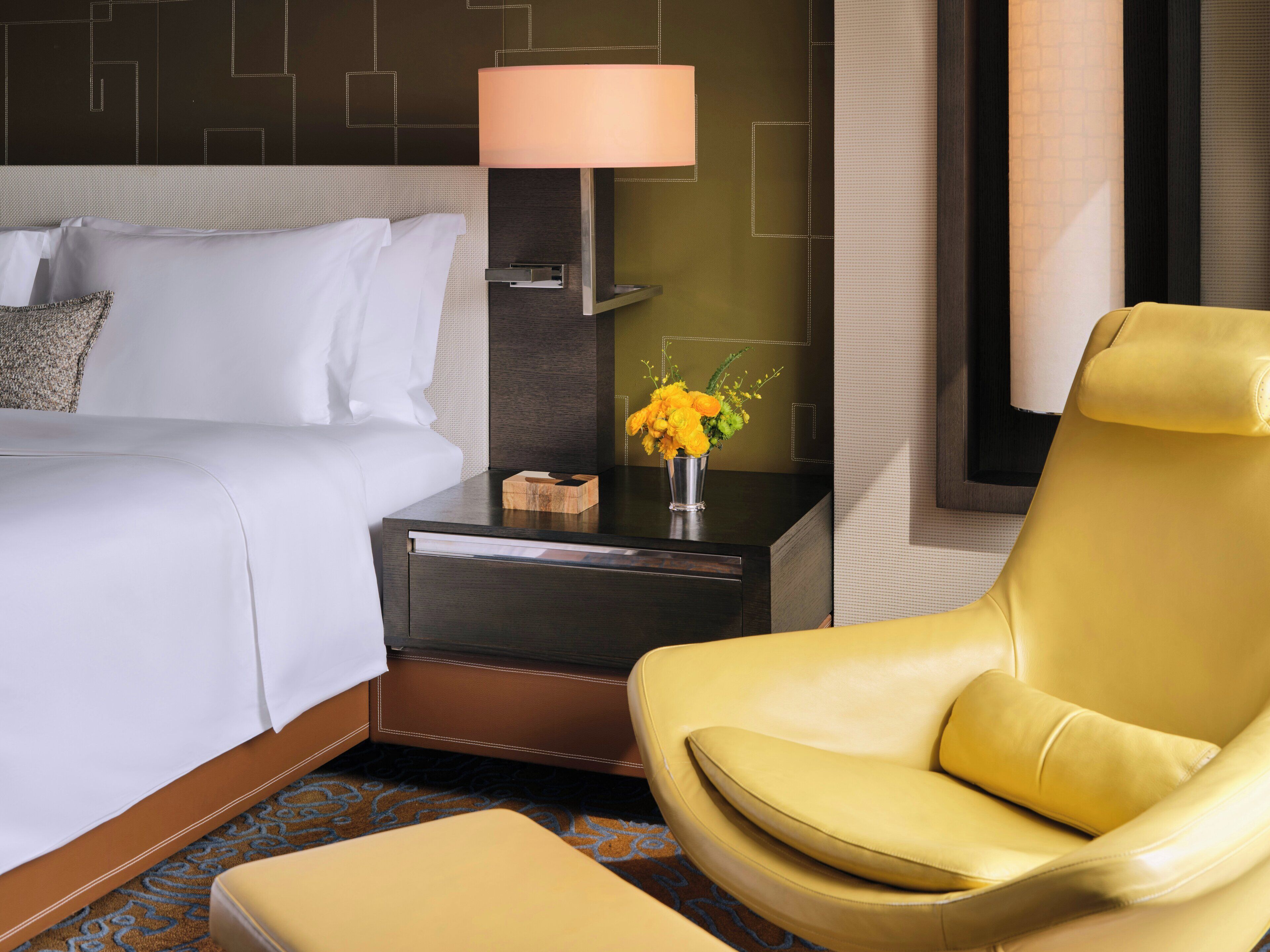 Rom – deluxe, 1 kingsize-seng, adgang til basseng, byutsikt | Sengetøy av topp kvalitet, dundyner og safe på rommet