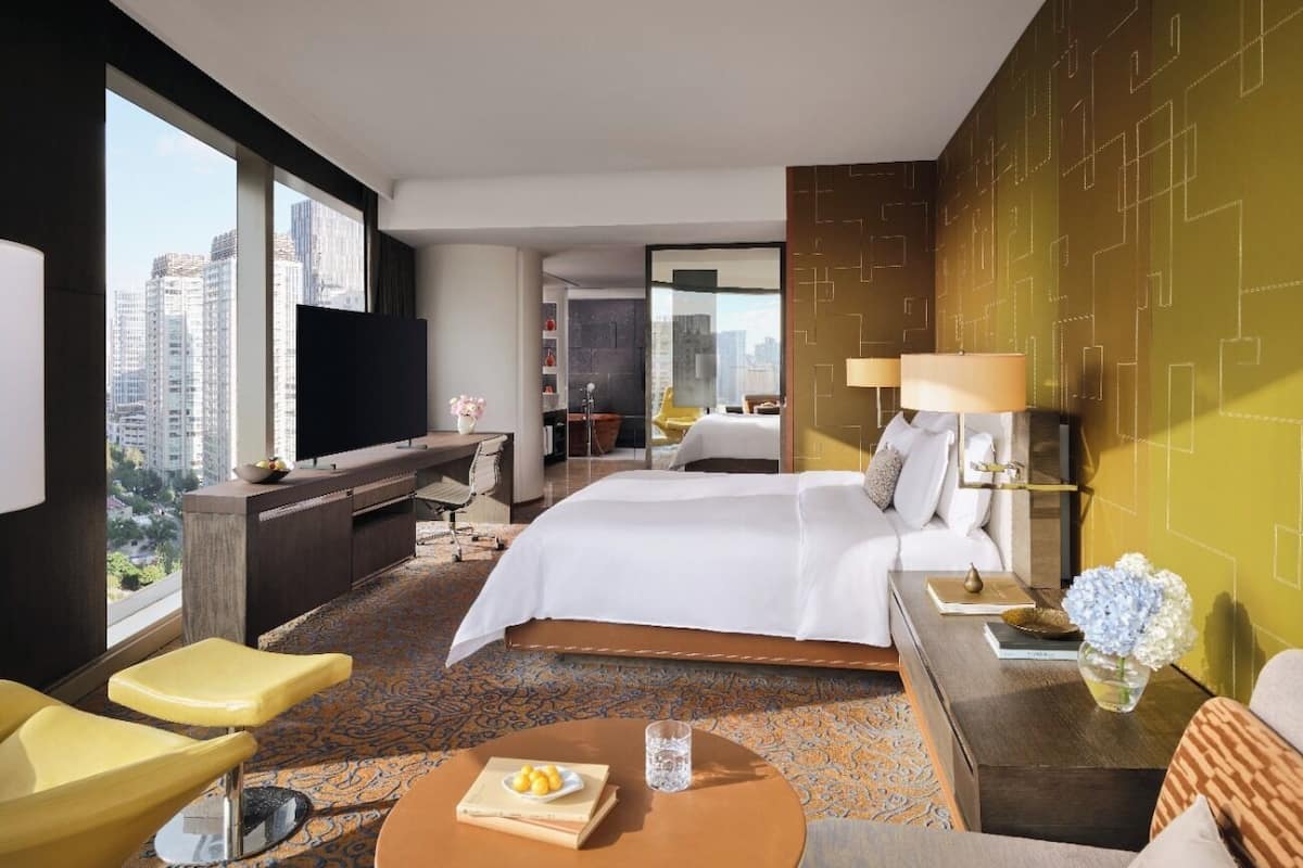 Junior Suite | Premium bedding, down comforters, in-room safe, individually decorated