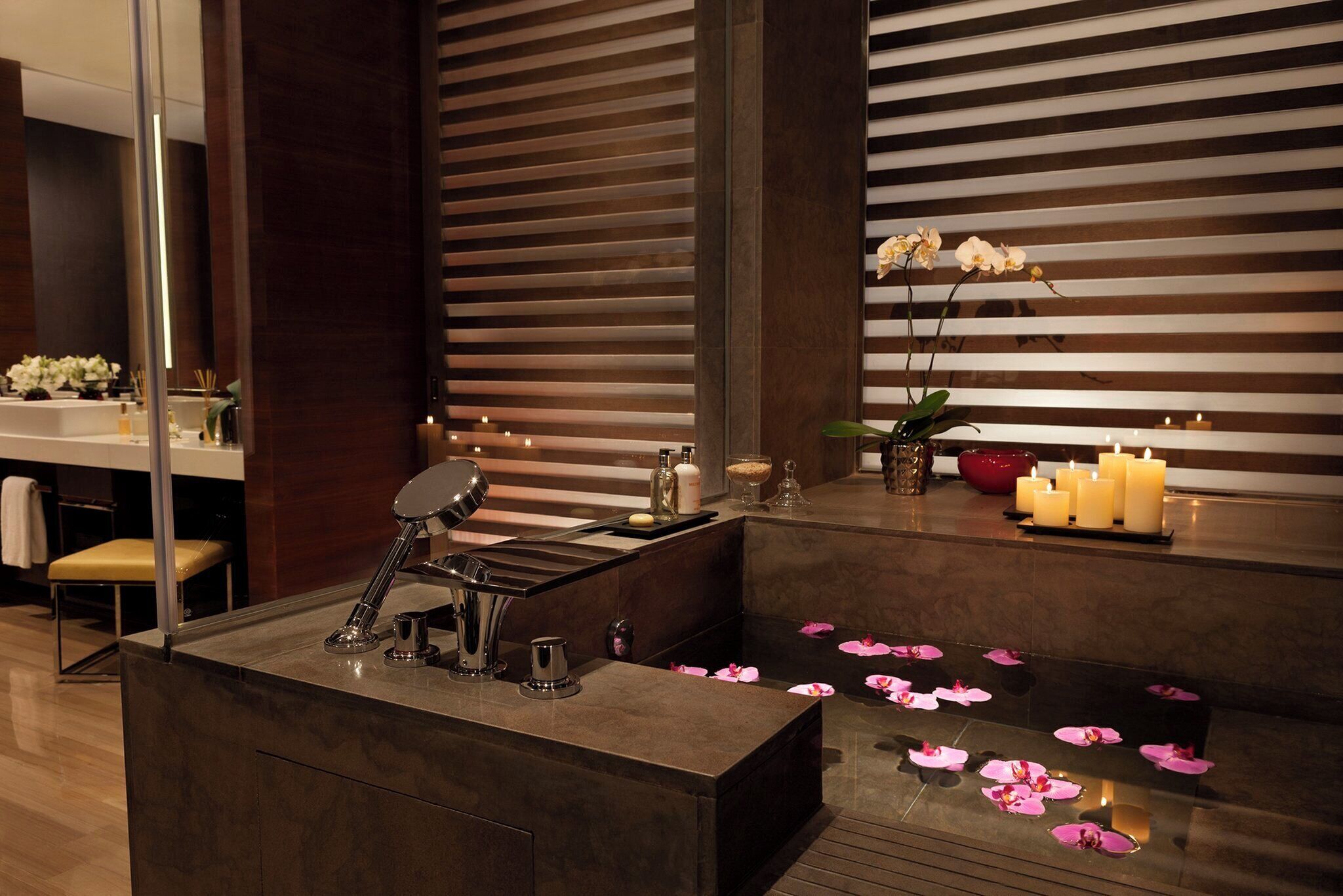 Premium bedding, down comforters, in-room safe, individually decorated