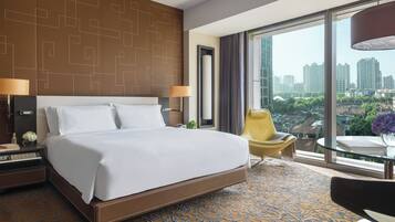 Premium bedding, down comforters, in-room safe, individually decorated