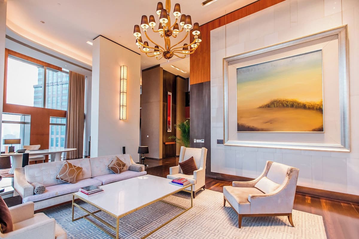 Chairman Suite | Premium bedding, down comforters, in-room safe, individually decorated