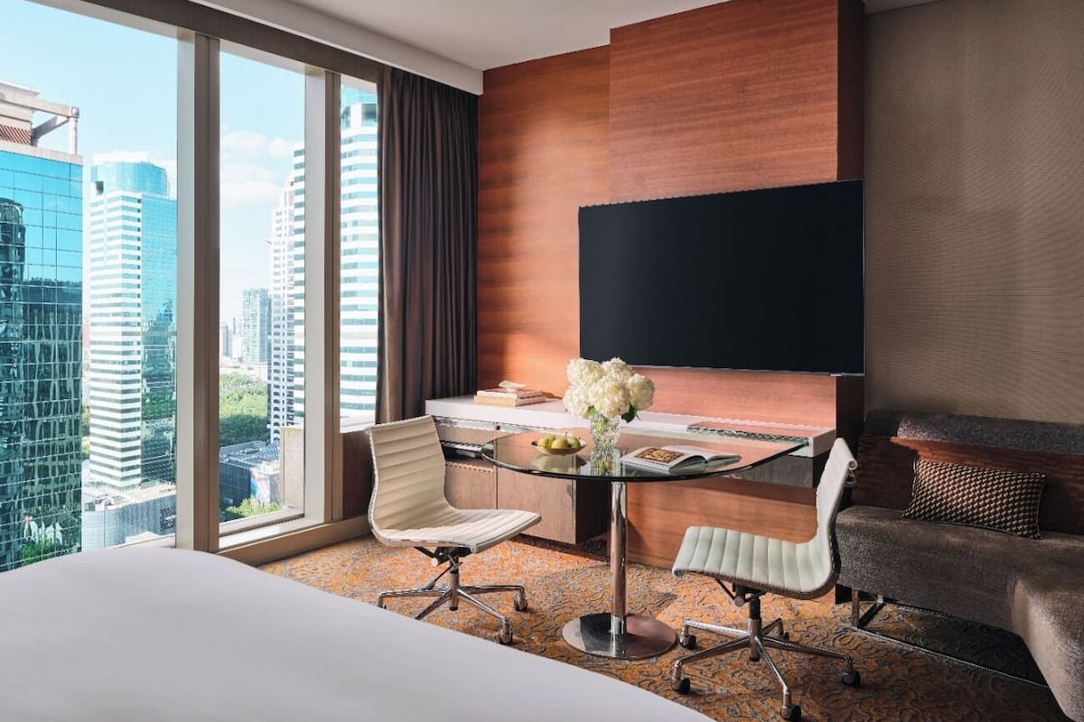 Premium bedding, down comforters, in-room safe, individually decorated