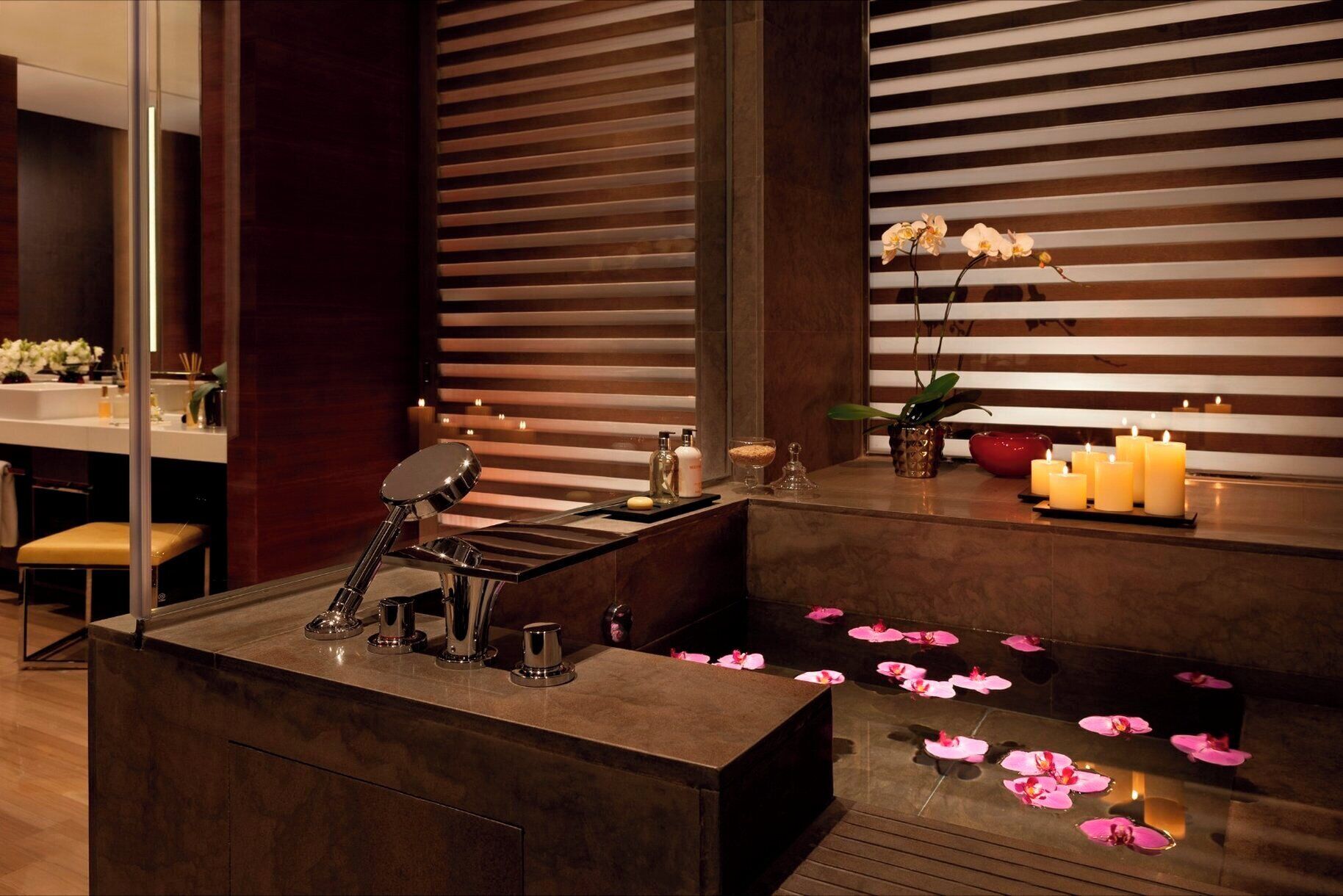 Suíte club, 1 cama King, acesso ao Club Lounge, vista para a cidade | Banheiro | Banheira e chuveiro separados, secador de cabelo, roupões de banho 