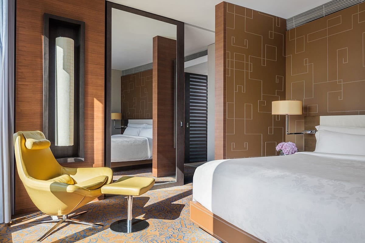 行政单卧套房 | 高档床上用品、羽绒被、客房内保险箱、特色装修