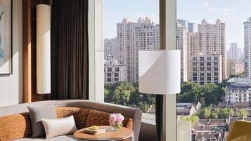 Club studio suite, 1 kingsize bed, toegang tot de clublounge, uitzicht op stad | Luxe beddengoed, donzen dekbedden, een kluis op de kamer