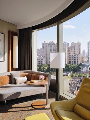 Studiosuite – club, 1 kingsize-seng, Club Lounge-tilgang, byutsikt | Sengetøy av topp kvalitet, dundyner og safe på rommet