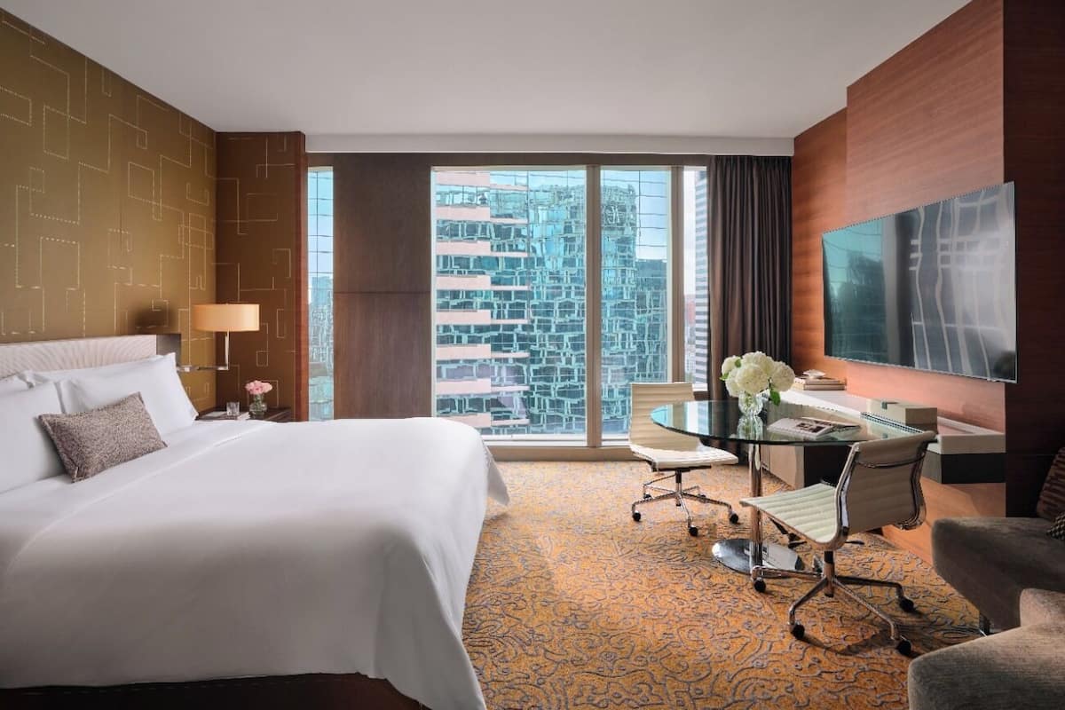 Premium bedding, down comforters, in-room safe, individually decorated