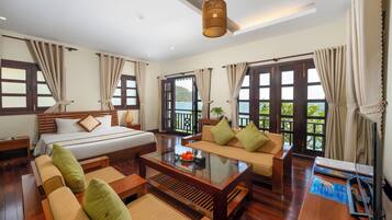 Minibar con artículos gratuitos y caja de seguridad en la habitación