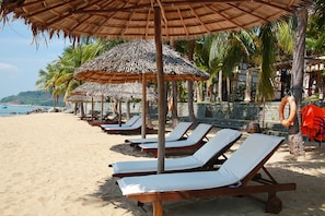 Private beach, white sand, sun-loungers, beach umbrellas - Son Tra Resort (Da Nang)