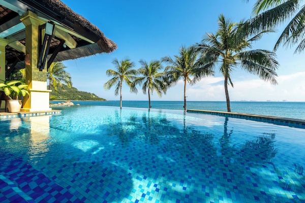 Outdoor pool, pool umbrellas, sun loungers