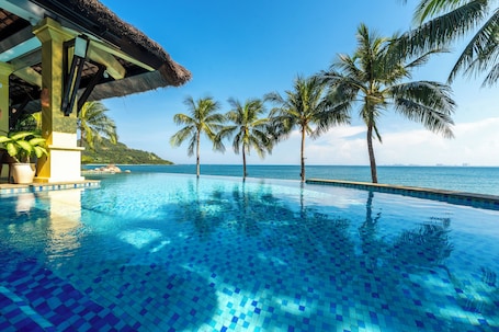 Outdoor pool, pool umbrellas, sun loungers