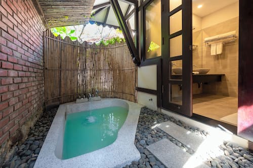 Rainfall showerhead, eco-friendly toiletries, hair dryer, bathrobes
