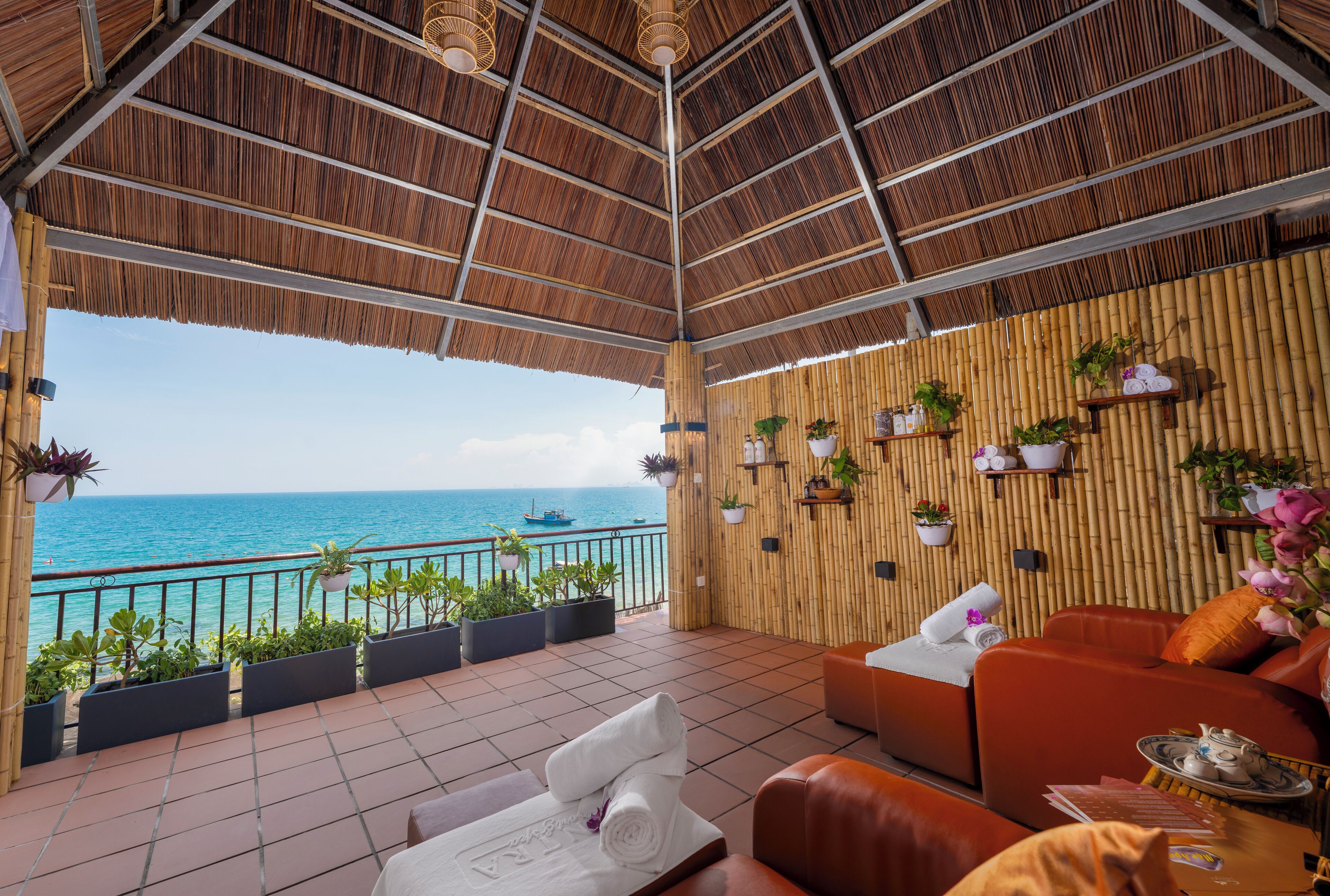 Body treatments, massages on the beach, body scrubs, facials, massages