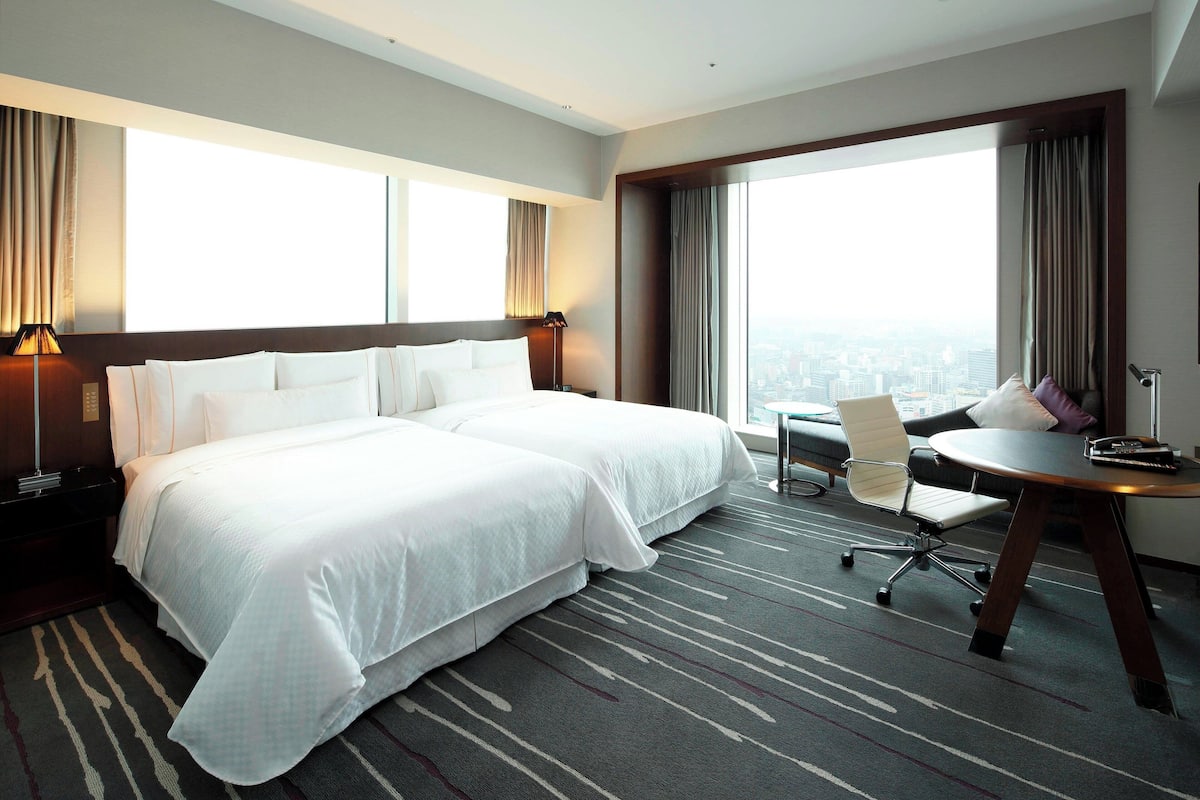 Minibar, in-room safe, desk, iron/ironing board