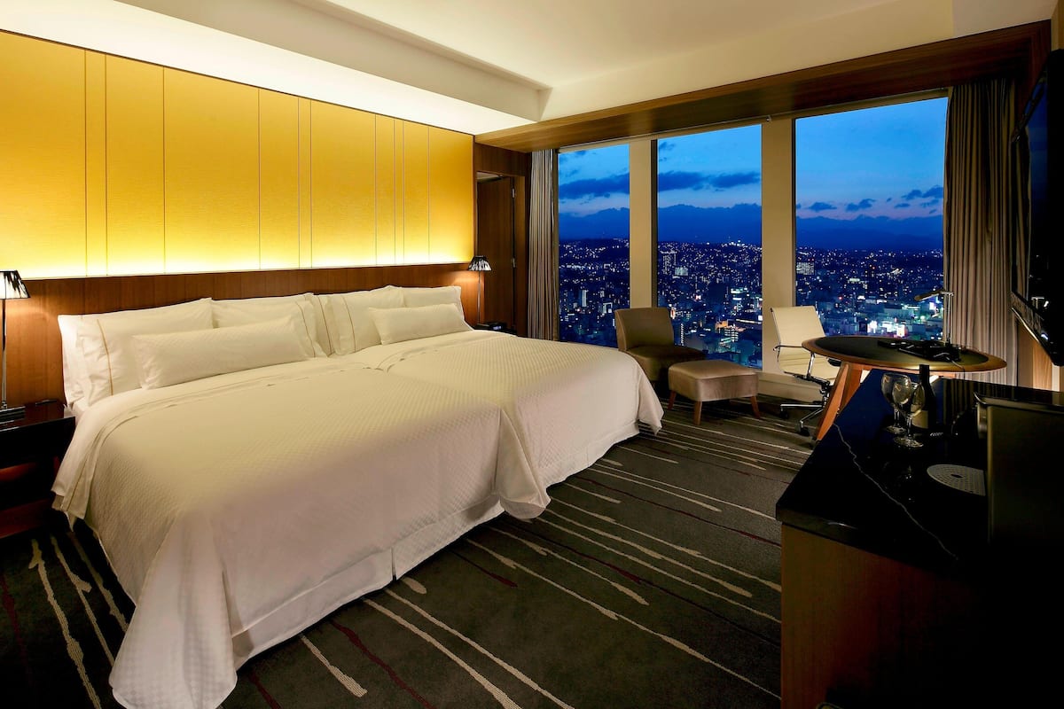 Minibar, in-room safe, desk, iron/ironing board