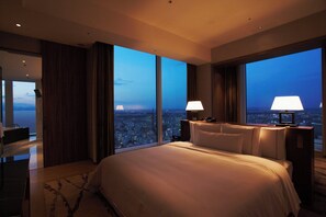 Executive Suite, 1 King Bed, Corner