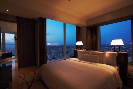 Executive Suite, 1 King Bed, Corner | Minibar, in-room safe, desk, iron/ironing board