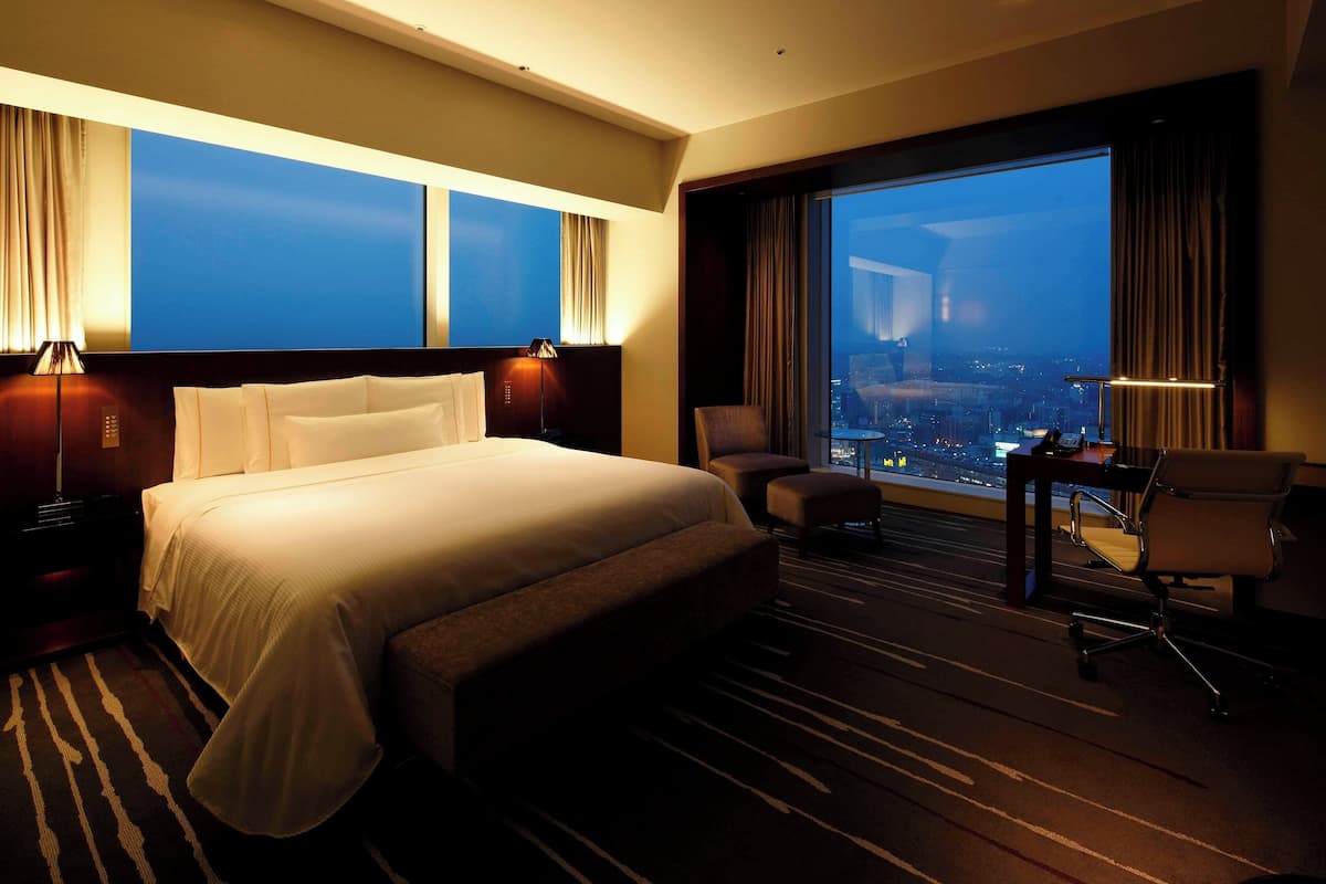 Minibar, in-room safe, desk, iron/ironing board