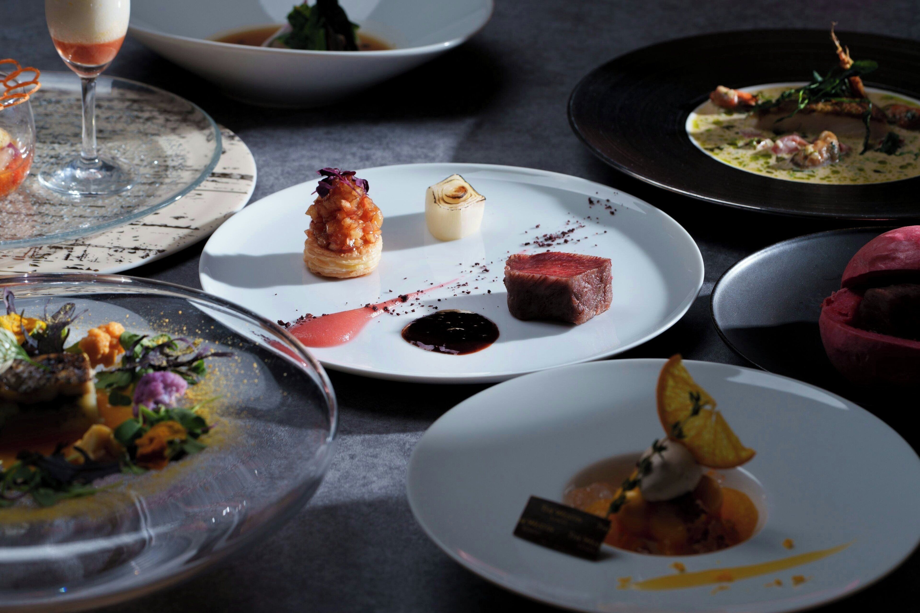 Diversos platos que sugieren una experiencia gastronómica de alta calidad.