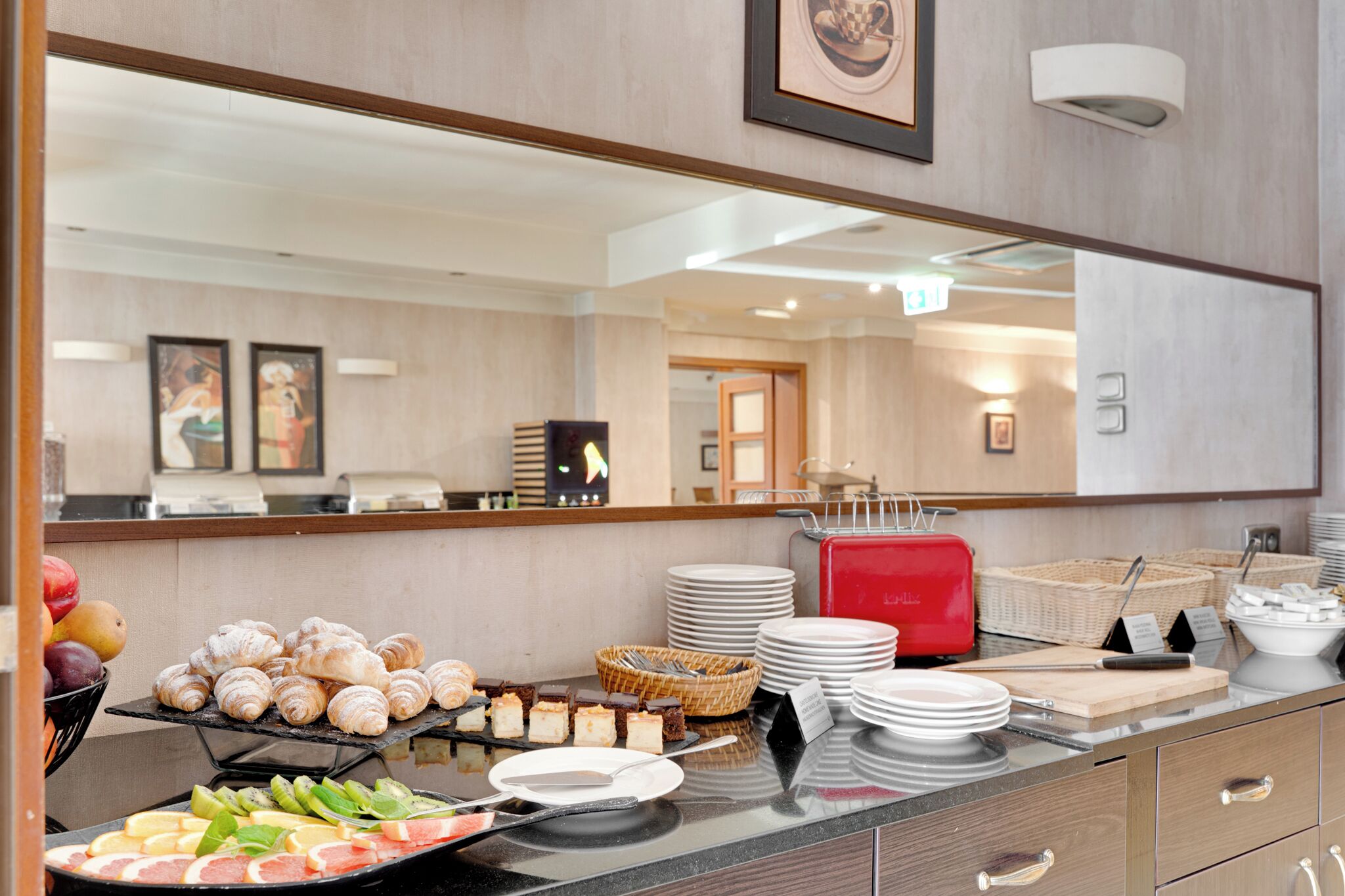 Un buffet proposant des pâtisseries, des fruits et des desserts.