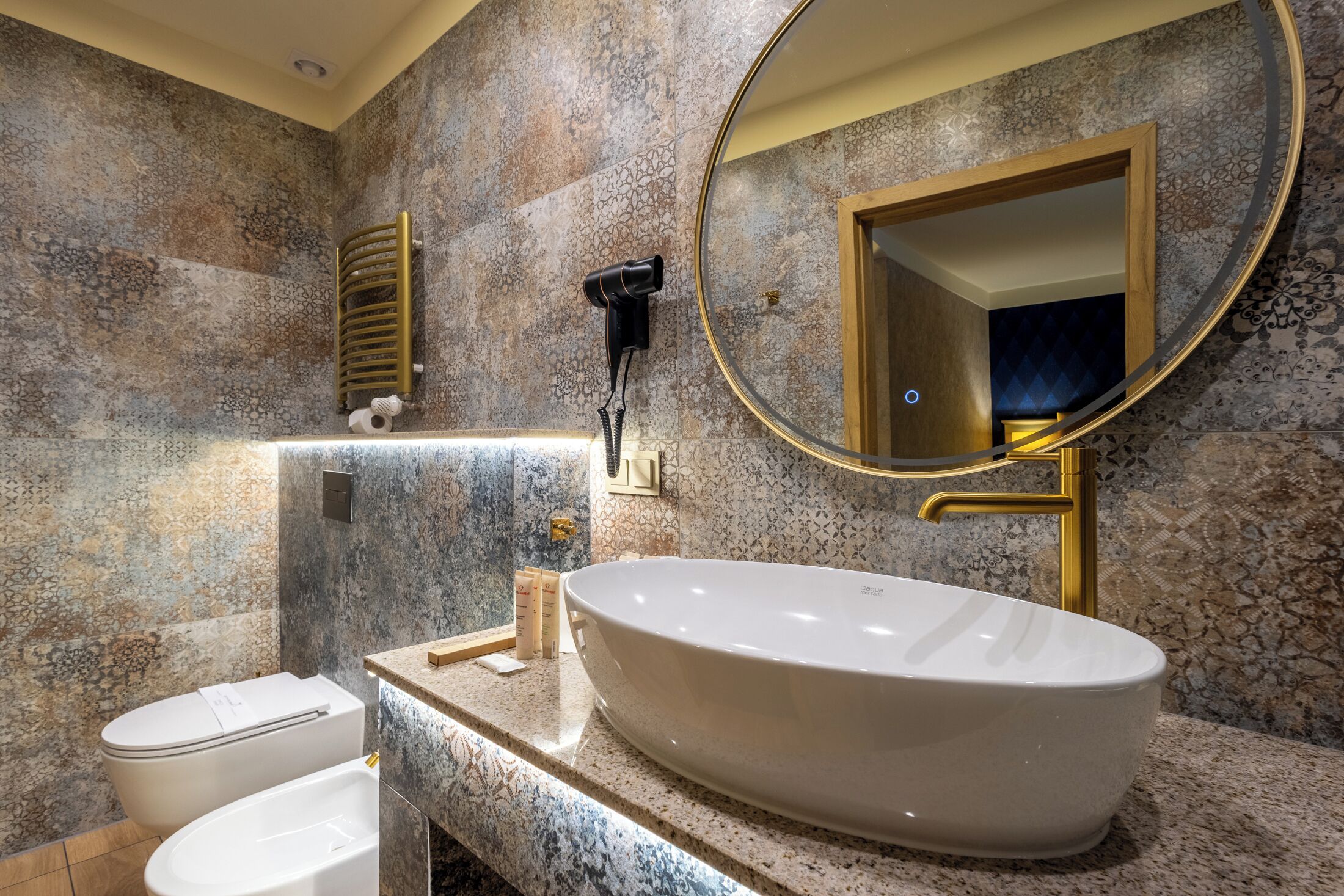 Une salle de bain avec une baignoire sur pieds, des toilettes, un porte-serviettes et un miroir.