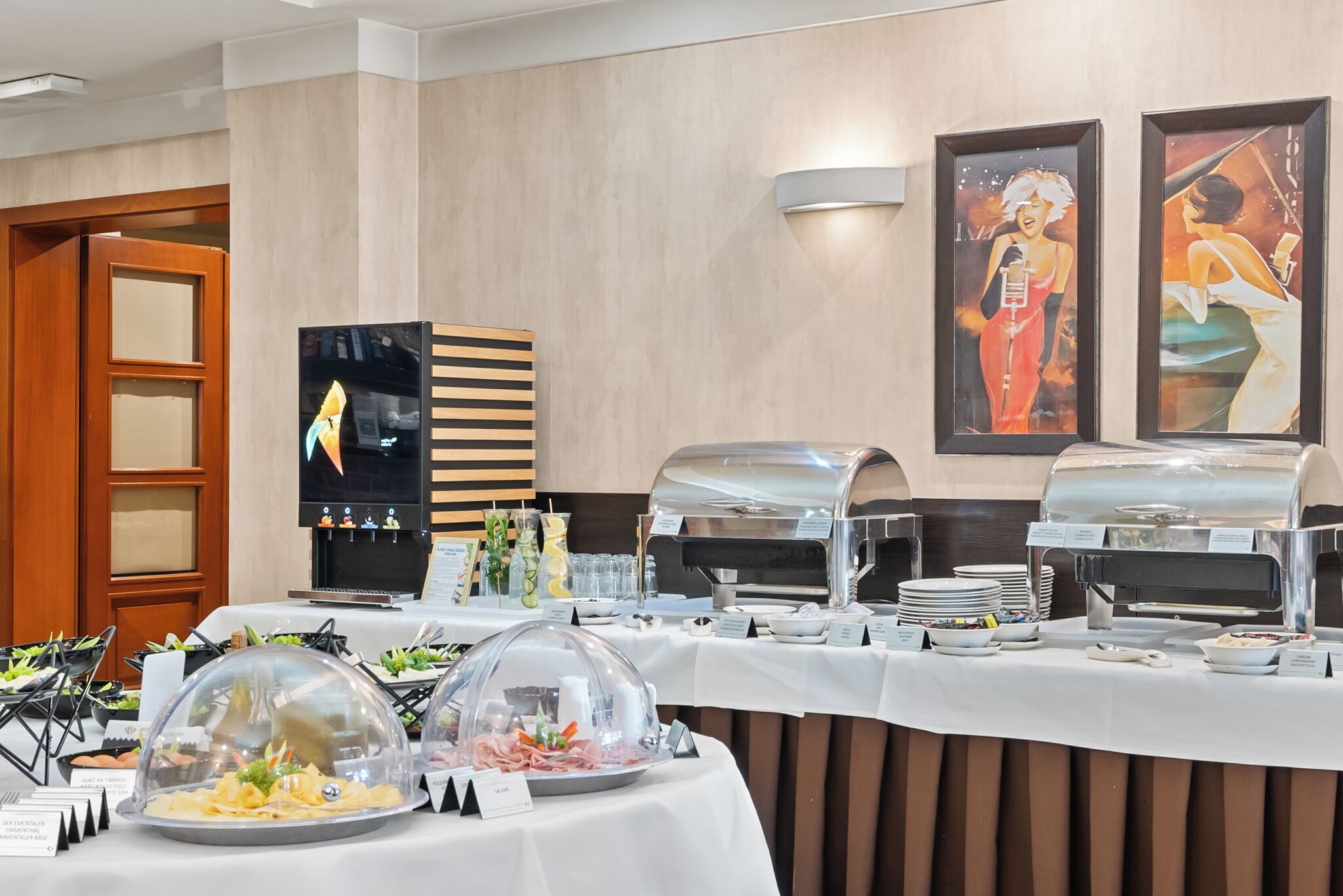 daily buffet breakfast (pln 65 per person)