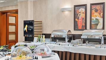 Café da manhã com buffet todos os dias (PLN 65 por pessoa)