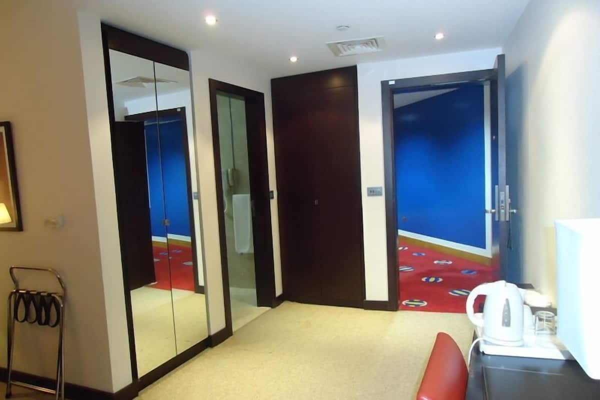 Kamar Single | Brankas, meja kerja, kedap suara, dan setrika/meja setrika