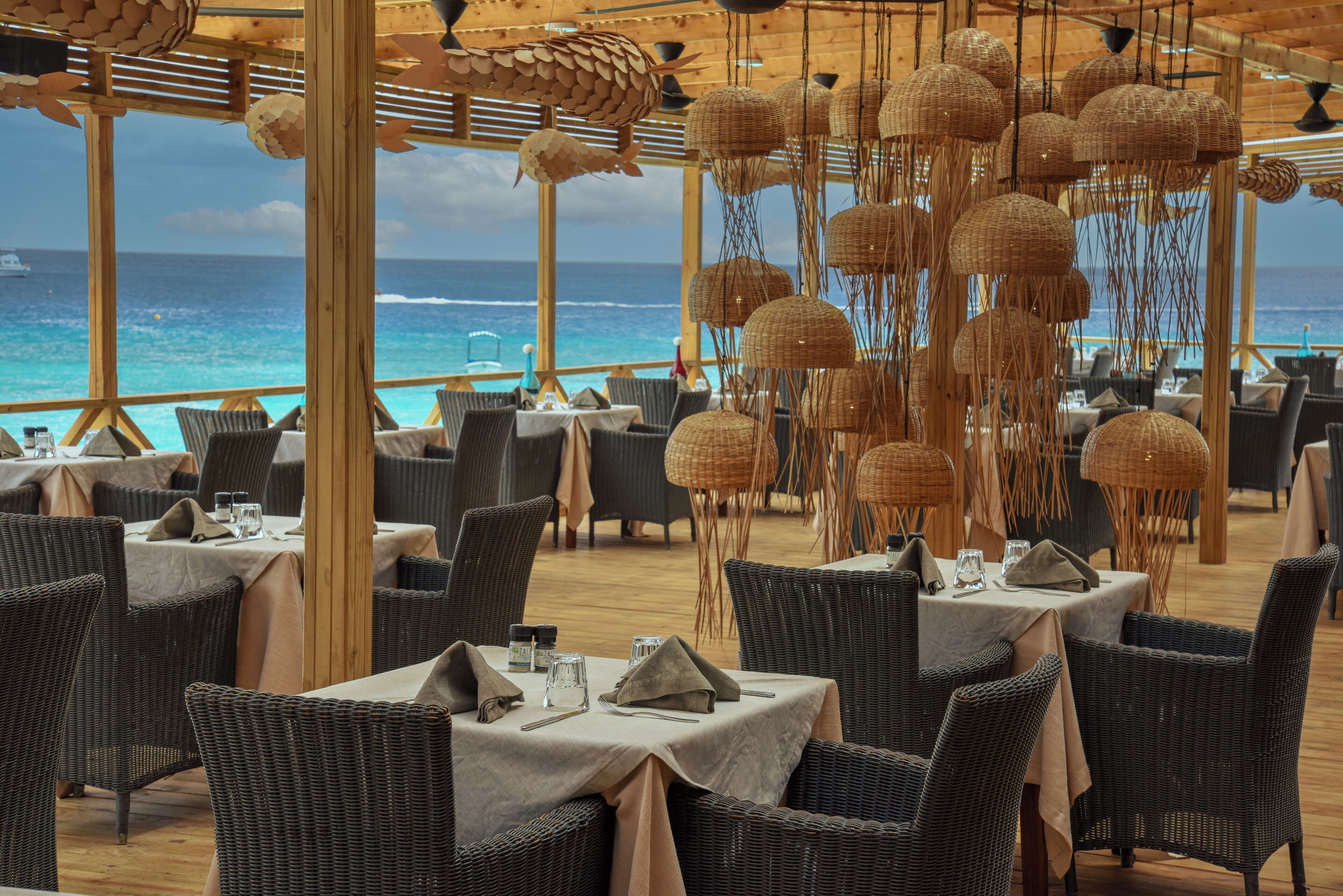 2 restaurants; lunch and dinner served