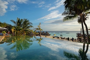 Piscine extérieure, parasols de plage, chaises longues