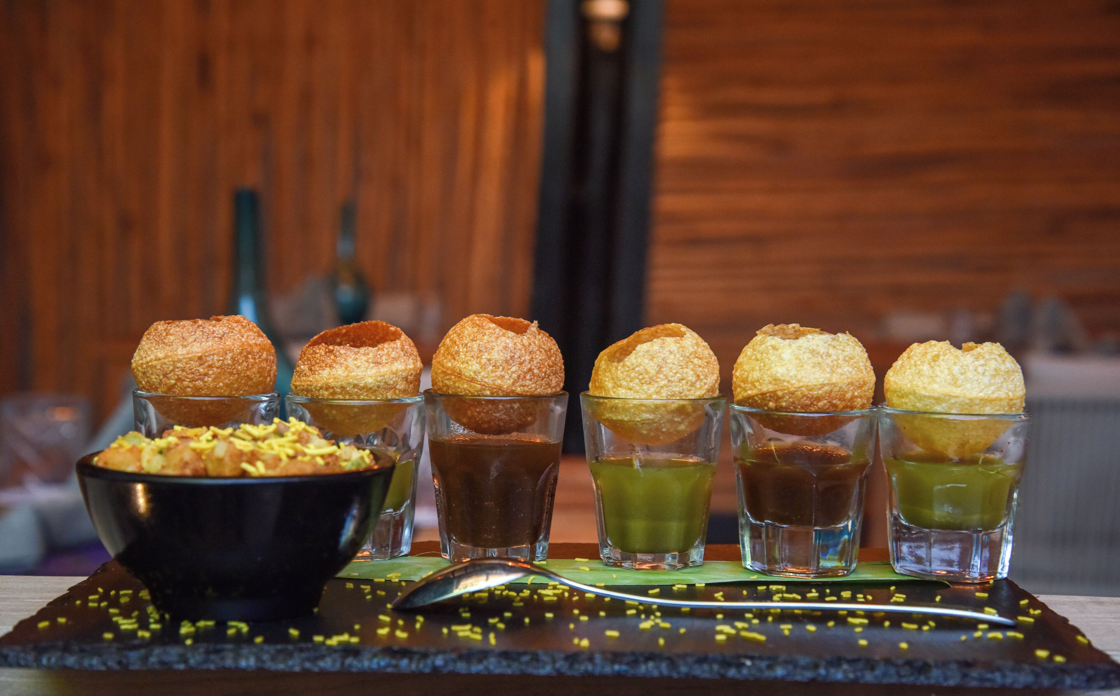 Una mesa de postres con diversos dulces y bebidas.