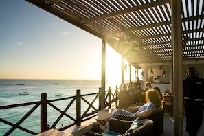 Bar sur le toit, vue sur la mer