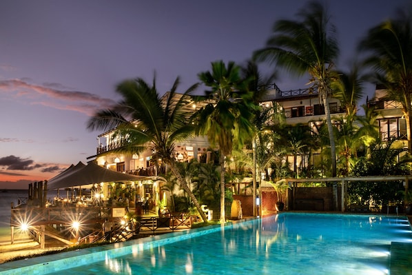 Outdoor pool, pool umbrellas, sun loungers
