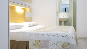 Comfort-Studio, 1 Queen-Bett, Kochnische | Hochwertige Bettwaren, Schreibtisch, Bügeleisen/Bügelbrett, Babybetten