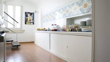 Tägliches kontinentales Frühstück (7 EUR pro Person)