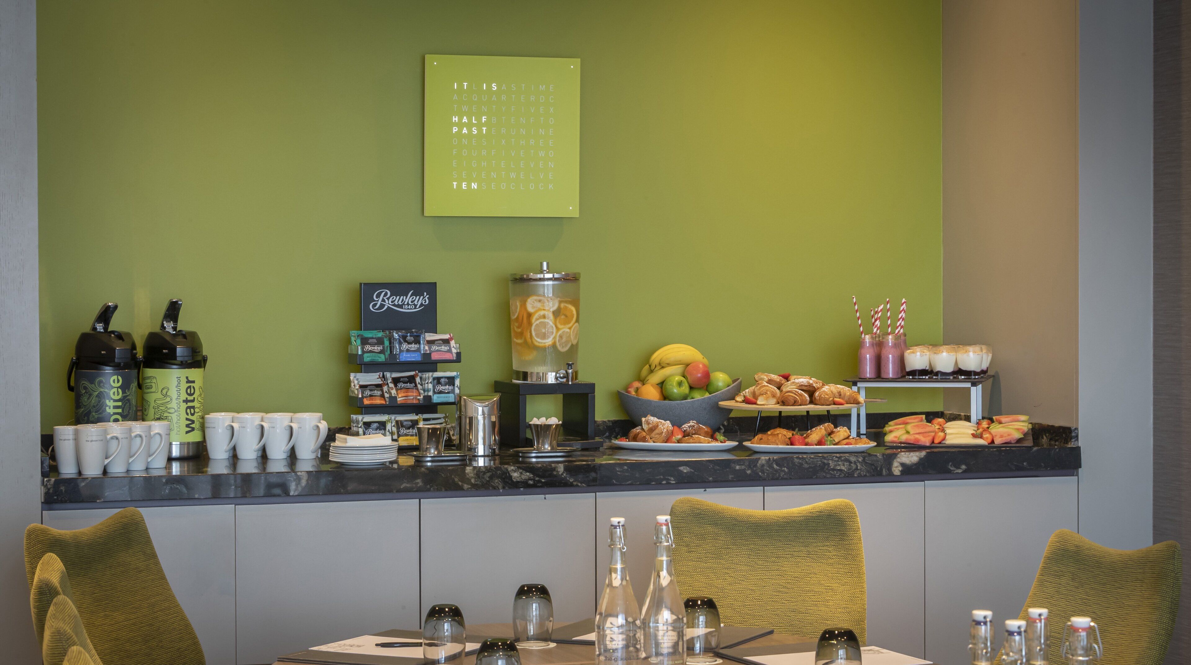 Un bufé de desayuno con café, té, jugo y bollería.