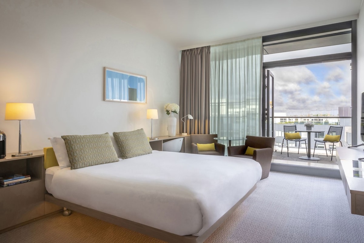 Egyptian cotton sheets, premium bedding, in-room safe, desk