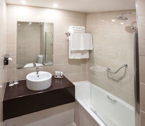 Bañera con ducha, artículos de tocador gratuitos, secador de pelo