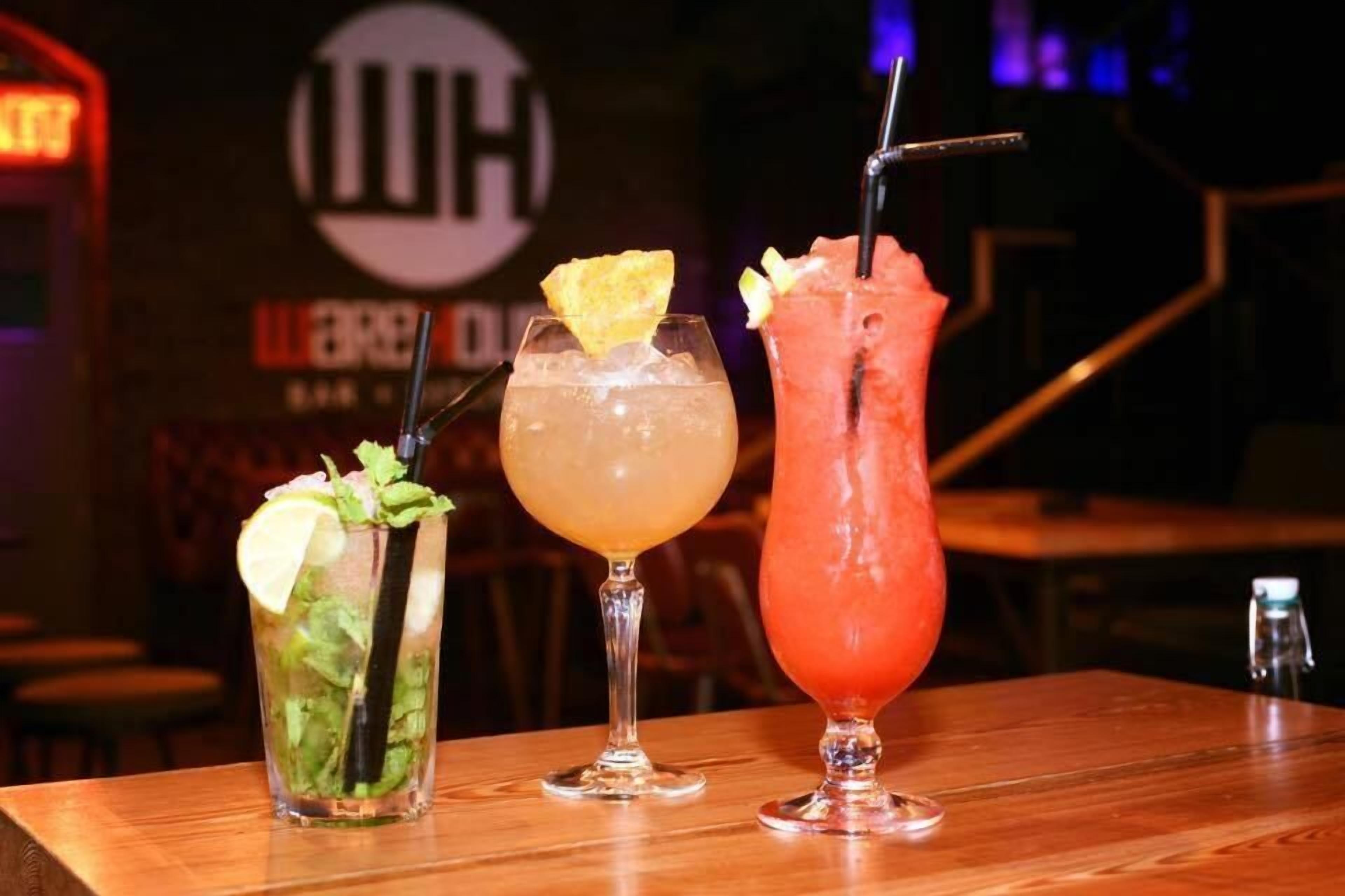 serves lunch, dinner and brunch