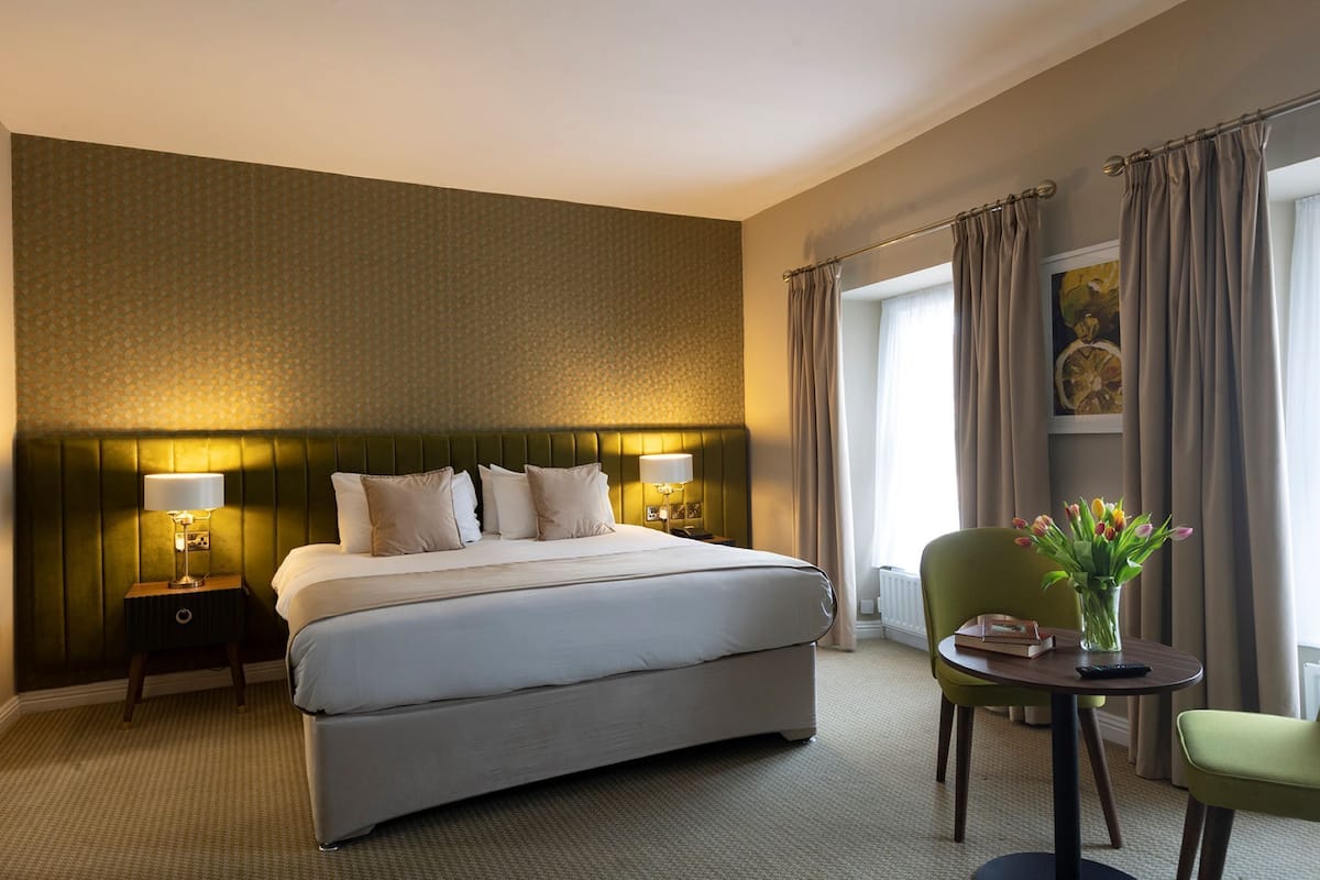 standard twin room | premium bedding, individually furnished, desk, iron/ironing board