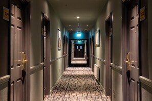 Premium bedding, individually furnished, desk, iron/ironing board - Cahir House Hotel (Cahir)