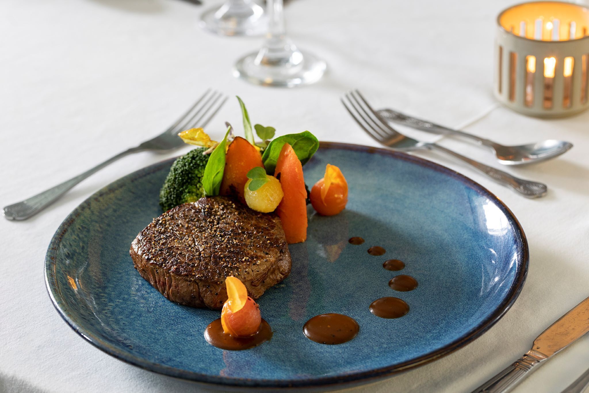 breakfast, lunch and dinner served