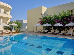 Alberca al aire libre por temporada y sombrillas en la alberca 