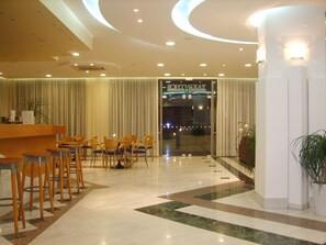 2 bars/lounges, poolside bar