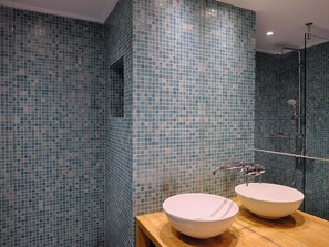 Shower, rainfall showerhead, designer toiletries, hair dryer - Atlantica Yakinthos Hotel (Chania)