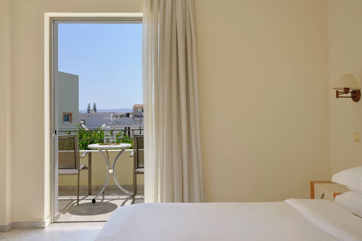 Double Room Pool View | 이집트산 면 시트, 고급 침구, 필로우탑 침대, 객실 내 금고